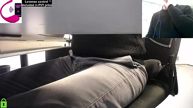 Snapshot of pliko chatting on 03/11/25, 11:33 pliko online show from 03/11/25, 11:33