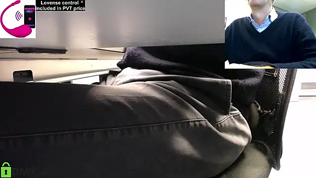 Snapshot of pliko chatting on 10/22/25, 08:03 pliko online show from 10/22/25, 08:03