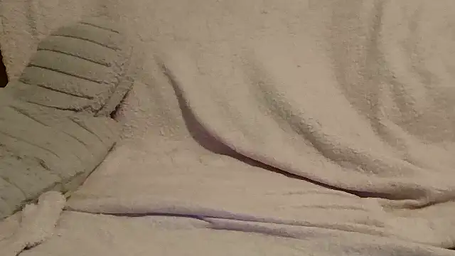 Snapshot of beautylovess chatting on 04/15/26, 02:10 beautylovess online show from 04/15/26, 02:10