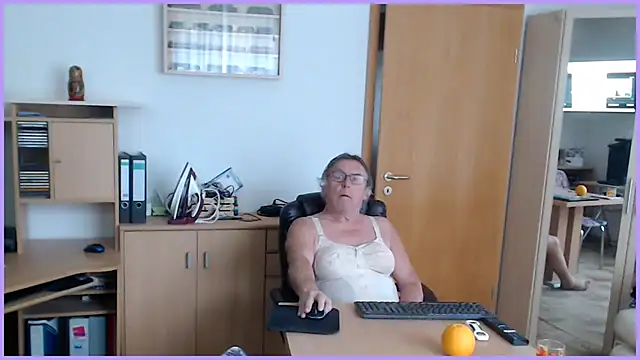 Snapshot of Sissygera chatting on 10/12/25, 12:50 Sissygera online show from 10/12/25, 12:50