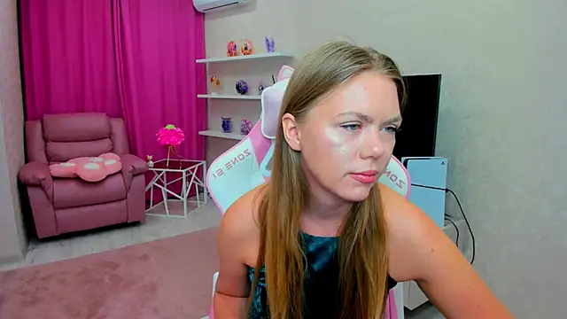 Strawberrye online show from 02/15/26, 03:18