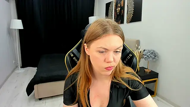 Strawberrye online show from 11/26/25, 03:28