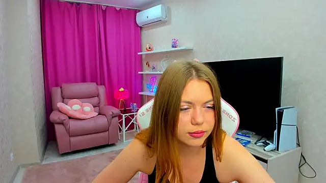 Strawberrye online show from 11/25/25, 03:29