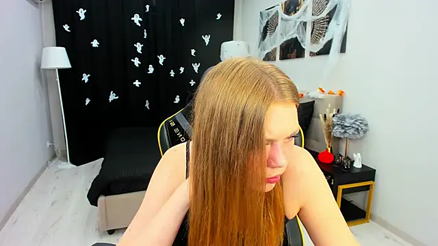 Strawberrye online show from 10/28/25, 04:35