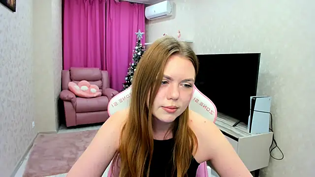 Strawberrye online show from 12/17/25, 03:33