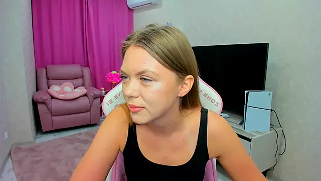 Strawberrye online show from 02/23/26, 03:19