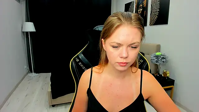 Strawberrye online show from 02/13/26, 03:17