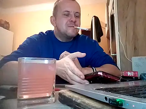 Snapshot of MrWhitePL chatting on 12/08/24, 05:44 MrWhitePL online show from 12/08/24, 05:44