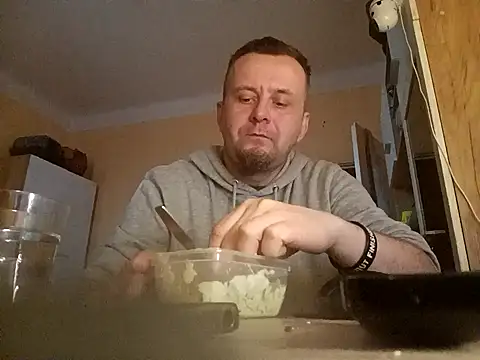 Snapshot of MrWhitePL chatting on 02/15/25, 02:44 MrWhitePL online show from 02/15/25, 02:44