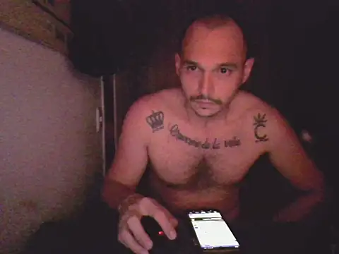 Snapshot of universitario-col chatting on 10/20/25, 12:24 universitario-col online show from 10/20/25, 12:24