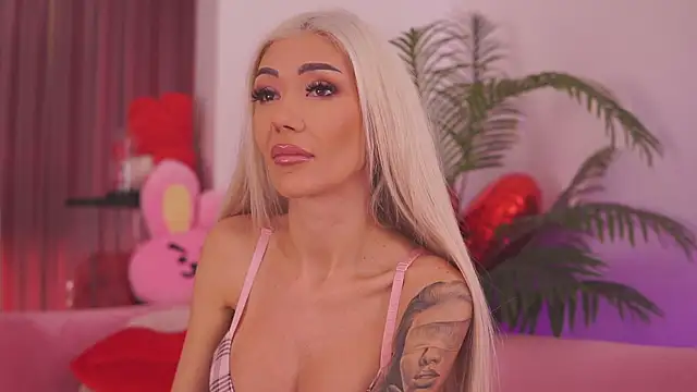 Snapshot of fallingangel chatting on 11/13/25, 08:07 fallingangel online show from 11/13/25, 08:07