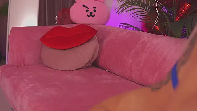 Snapshot of fallingangel chatting on 12/04/25, 05:23 fallingangel online show from 12/04/25, 05:23