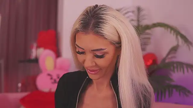 Snapshot of fallingangel chatting on 11/07/25, 08:08 fallingangel online show from 11/07/25, 08:08