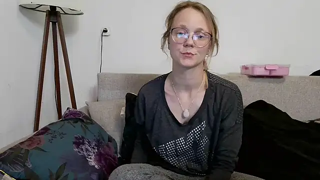 Snapshot of little-leni chatting on 03/17/26, 08:12 little-leni online show from 03/17/26, 08:12