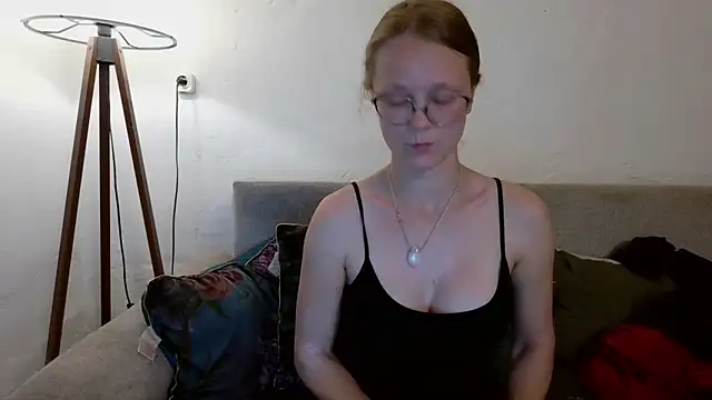 Snapshot of little-leni chatting on 04/25/26, 08:06 little-leni online show from 04/25/26, 08:06