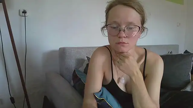 Snapshot of little-leni chatting on 05/05/26, 06:05 little-leni online show from 05/05/26, 06:05
