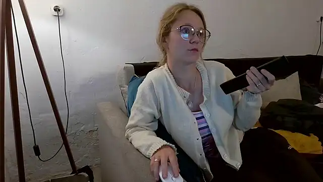 Snapshot of little-leni chatting on 06/02/26, 07:14 little-leni online show from 06/02/26, 07:14