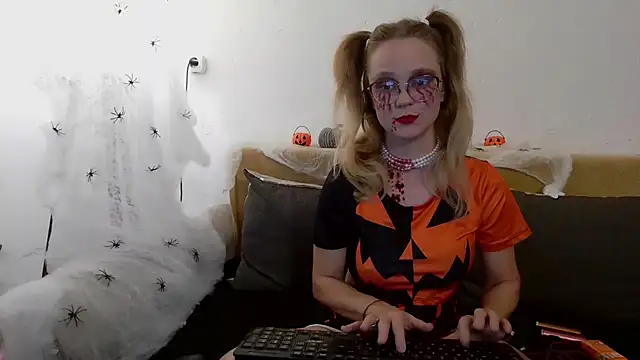 little-leni online show from 10/31/25, 08:49