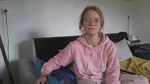 Snapshot of little-leni chatting on 05/13/26, 07:15 little-leni online show from 05/13/26, 07:15