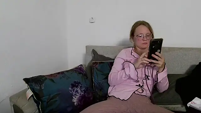 Snapshot of little-leni chatting on 04/15/26, 07:58 little-leni online show from 04/15/26, 07:58