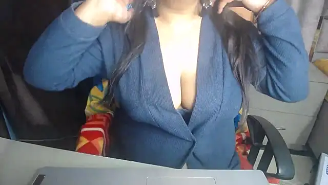 Shanvi  online show from 11/18/25, 07:06