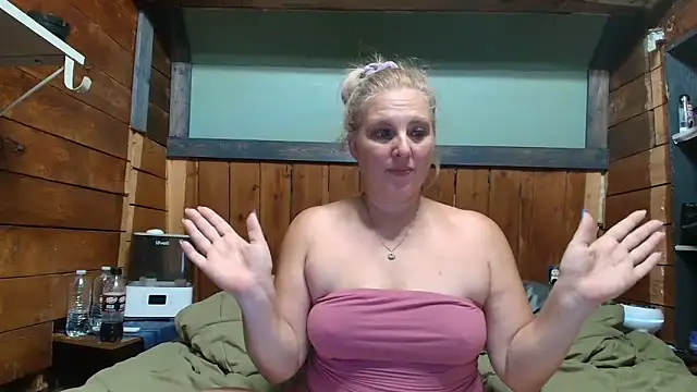 Snapshot of lisaxlovexxx chatting on 06/22/26, 03:36 lisaxlovexxx online show from 06/22/26, 03:36