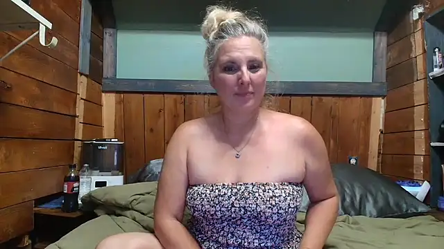 Snapshot of lisaxlovexxx chatting on 06/16/26, 02:11 lisaxlovexxx online show from 06/16/26, 02:11