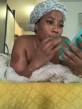 Snapshot of CurvyDesire1 chatting on 03/19/25, 01:07 CurvyDesire1 online show from 03/19/25, 01:07