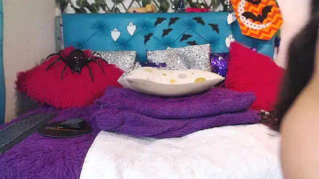 SARAWILLS online show from 10/31/25, 02:02