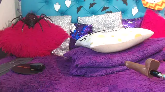 SARAWILLS online show from 10/30/25, 03:09