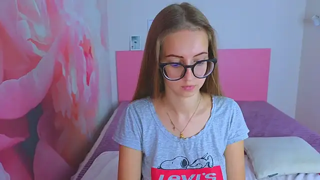 Snapshot of AliceAdams chatting on 10/24/25, 06:45 AliceAdams online show from 10/24/25, 06:45