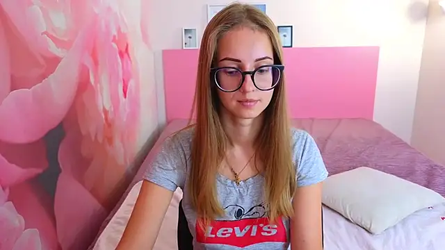 Snapshot of AliceAdams chatting on 09/29/25, 07:37 AliceAdams online show from 09/29/25, 07:37