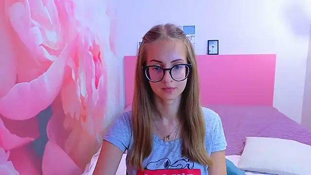 Snapshot of AliceAdams chatting on 09/13/25, 07:19 AliceAdams online show from 09/13/25, 07:19