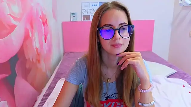 Snapshot of AliceAdams chatting on 10/31/25, 08:33 AliceAdams online show from 10/31/25, 08:33