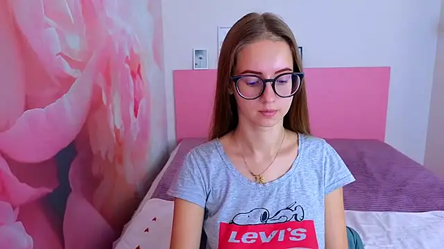 Snapshot of AliceAdams chatting on 10/22/25, 06:35 AliceAdams online show from 10/22/25, 06:35