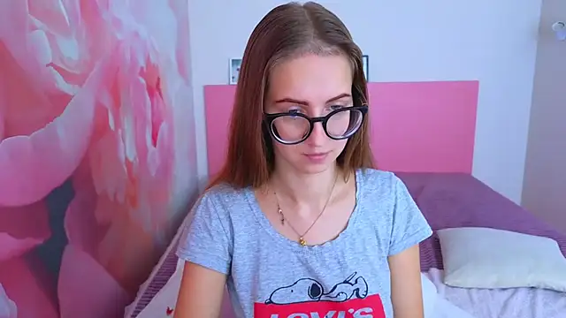 Snapshot of AliceAdams chatting on 10/23/25, 06:45 AliceAdams online show from 10/23/25, 06:45