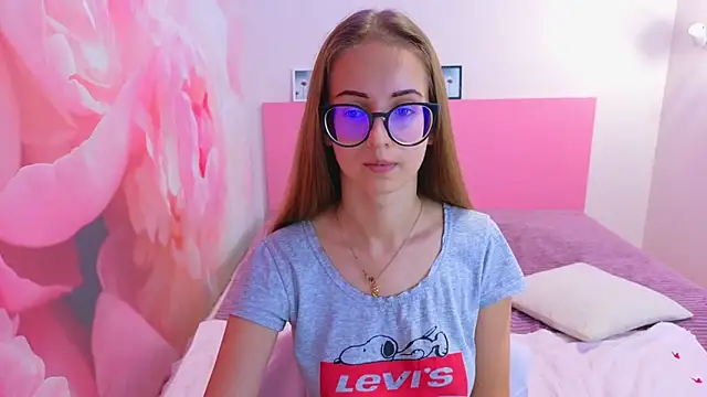 Snapshot of AliceAdams chatting on 10/10/25, 07:20 AliceAdams online show from 10/10/25, 07:20