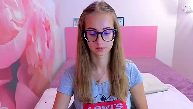 Snapshot of AliceAdams chatting on 09/19/25, 06:39 AliceAdams online show from 09/19/25, 06:39