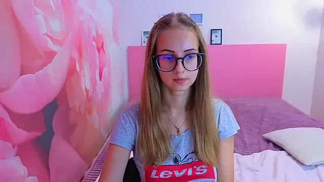 Snapshot of AliceAdams chatting on 10/06/25, 06:58 AliceAdams online show from 10/06/25, 06:58