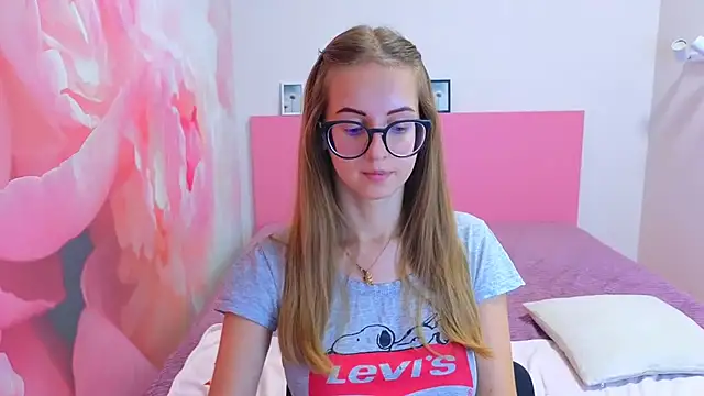 Snapshot of AliceAdams chatting on 11/13/25, 08:07 AliceAdams online show from 11/13/25, 08:07