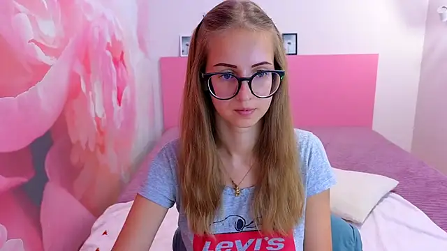 Snapshot of AliceAdams chatting on 09/17/25, 06:48 AliceAdams online show from 09/17/25, 06:48