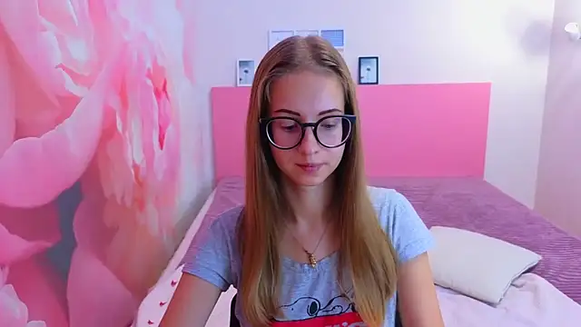 Snapshot of AliceAdams chatting on 10/05/25, 08:05 AliceAdams online show from 10/05/25, 08:05