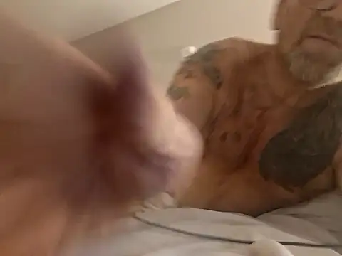 Snapshot of bobbybullit chatting on 10/28/25, 12:59 bobbybullit online show from 10/28/25, 12:59