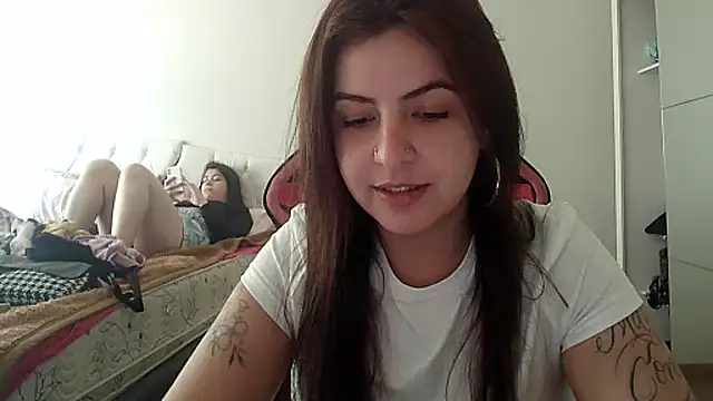 Snapshot of chelbyy chatting on 10/22/25, 04:28 chelbyy online show from 10/22/25, 04:28