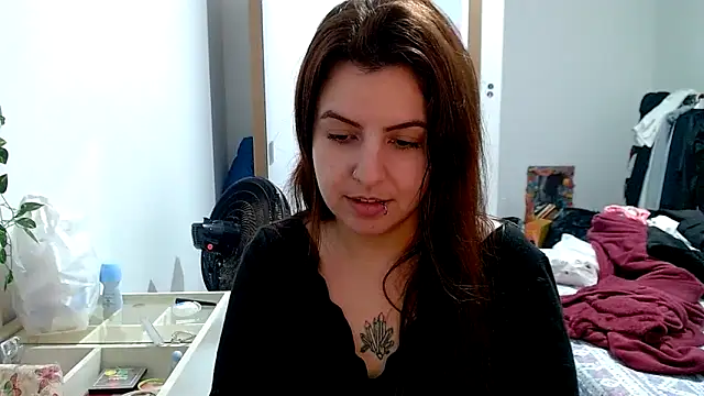 Snapshot of chelbyy chatting on 10/02/25, 04:05 chelbyy online show from 10/02/25, 04:05