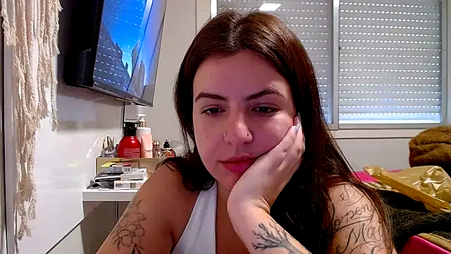 Snapshot of chelbyy chatting on 10/25/25, 04:18 chelbyy online show from 10/25/25, 04:18