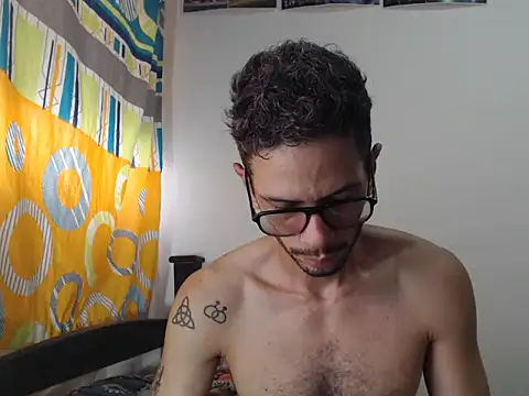 Snapshot of alisterxxx chatting on 02/19/26, 05:21 alisterxxx online show from 02/19/26, 05:21