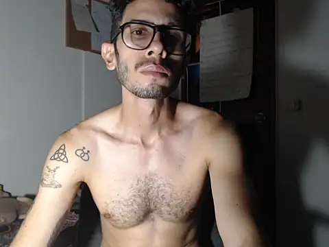 Snapshot of alisterxxx chatting on 07/09/26, 02:45 alisterxxx online show from 07/09/26, 02:45