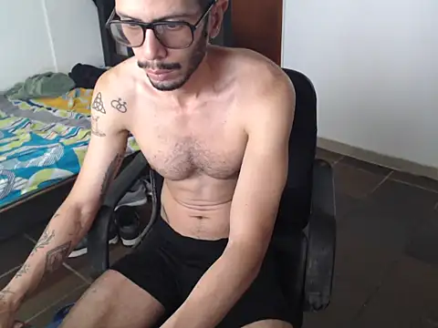Snapshot of alisterxxx chatting on 06/26/26, 05:52 alisterxxx online show from 06/26/26, 05:52