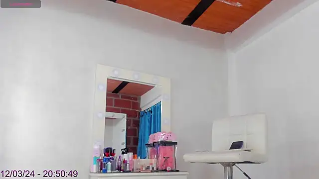 Snapshot of emily_hornett chatting on 12/04/24, 01:52 emily hornett online show from 12/04/24, 01:52